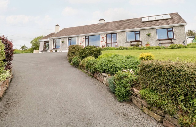 BREEZEMOUNT, family friendly, with a garden in Mulranny, County Mayo