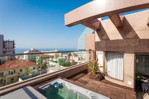 BreezHouse MAMAD Jonah Beach Duplex Penthouse