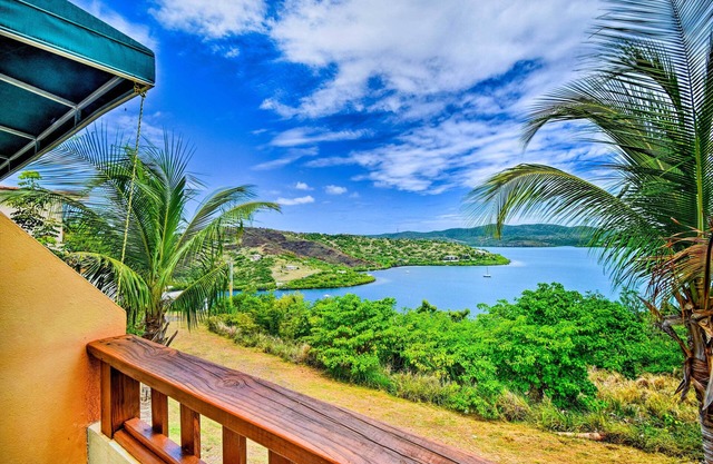 NUEVO-Condo w / Patio & Bay Views-1. 5 millas a DT Culebra