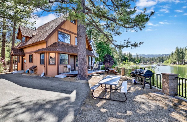 * QUIET LAKESIDE TWO CABIN COMBO ~ Walk To Village / Marinas ~