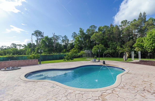Breezy Getaway with Pool Jacuzzi BBQ King Beds
