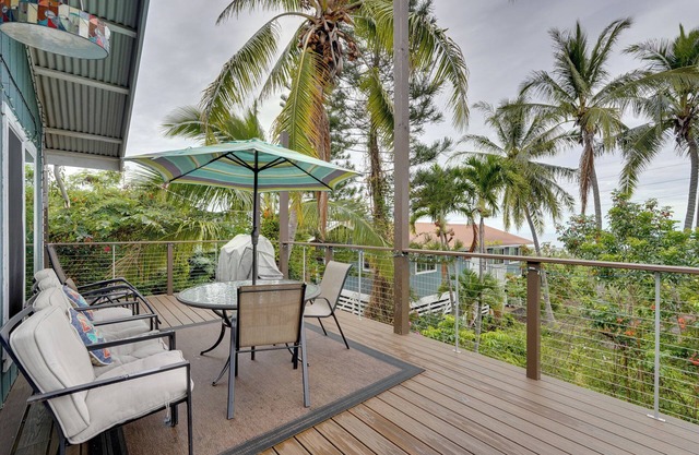 Breezy Kailua-kona Bungalow w/ Lanai & Ocean View!
