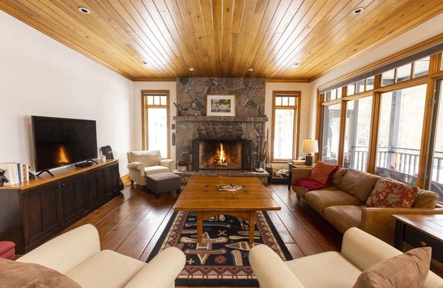 Breezy Lake Joe family cottage w/ SUP, kayaks + bar area on the dock