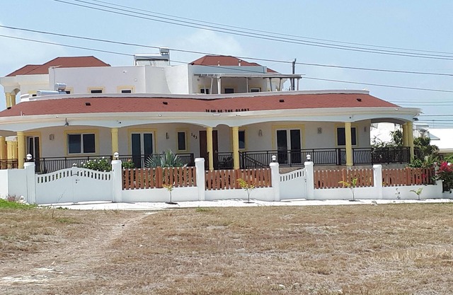 Breezy LR GND Floor Apt Higher Heights, Barbados