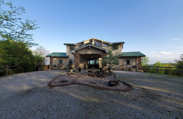 Breezy Point- Huge Home & Amazing Lake Views! Near Sailboat Club & Marina