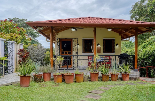 Breezy tropical casita on gated estate with lanai & AC - seasonal stays welcome