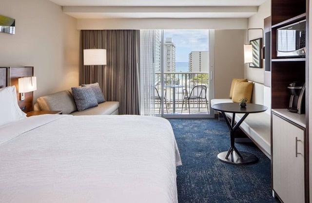 Breezy Waikiki Stay – Partial Ocean Views & Pool Access | Hilton Garden Inn