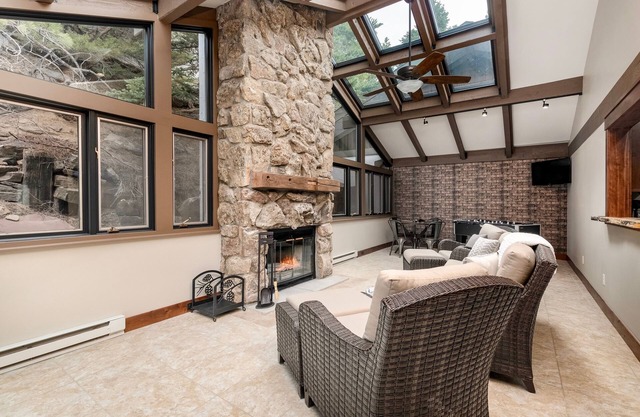 Breiding Upper Luxury Vacation At Windcliff 2 Bedroom Home by RedAwning