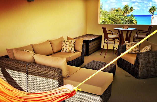 Brenda's Sun-Kissed Ocean View Rooftop Beachfront Penthouse Condo 2,250 pies cuadrados