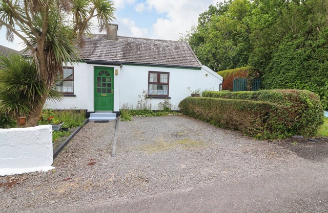 BRENDAN'S COTTAGE, with a garden in Knightstown, County Kerry