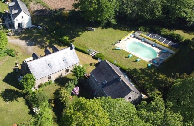 ----Breton hamlet 20 persons----