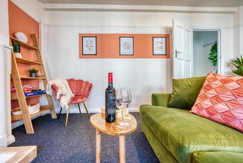 Brewery Loft - 3 Bedroom Bright Spacious apartment in the centre of town, Wifi, Netflix
