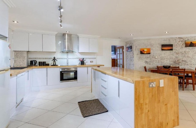 Bribie Escape, Top Floor Unit with Waterviews