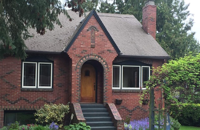 Tudor de ladrillos en Seahurst, cerca de SeaTac y Seattle