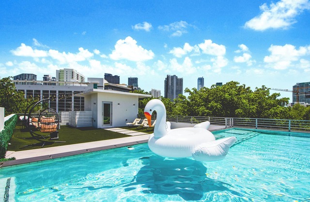Contemporary 4-bedroom house in Miami w/rooftop pool