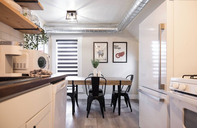 Bridge St Beauty, Brunch & Bars [4 Beds 1 Bath]