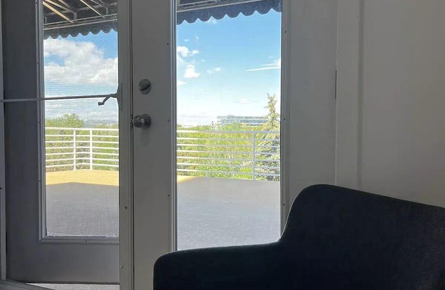 Bridgeview #3 - Penthouse studio w free parking