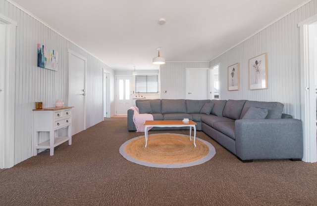 Bridport Holiday Beach House - 6 bedroom 2 bathroom OCEAN VIEWS!