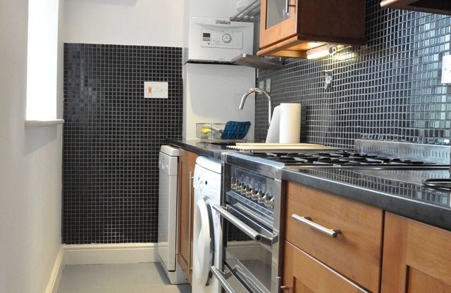 Bright 1 Bedroom Ladbroke Grove Flat