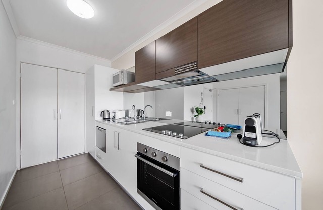 Bright 1-Bed Apartment with Balcony