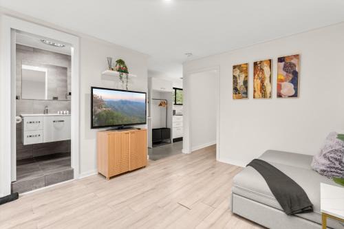 Bright 1-Bed Apartment with Garden Views