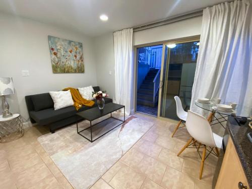 Bright 1-Bedroom Garden Suite, Sleeps 4, Near Downtown & YVR