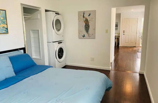 Bright 1 BR w/ AC, Free Parking, Washr/Dryr