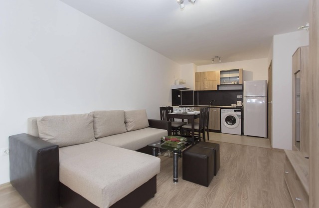 Bright 1bdr Apartment Near Center - Free Parking