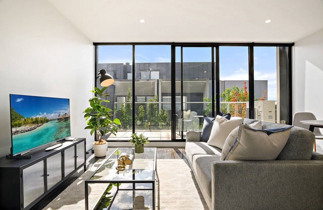 Bright 1BR Apartment Near Maribyrnong River