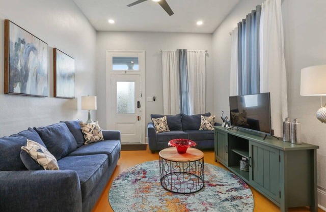 Bright 2 BD Algiers Point Home Steps to NOLA Ferry