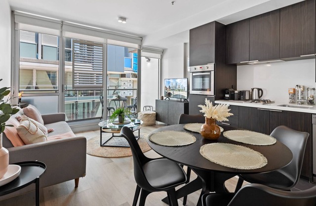 Bright 2-Bed Abode by Edinburgh Park & Amenities