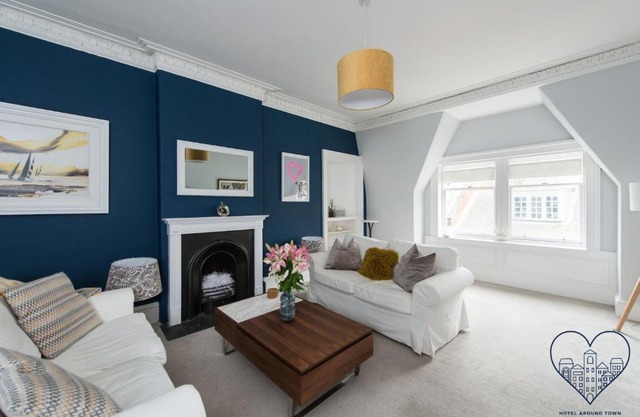 Bright 2 bed apartment North Berwick High Street