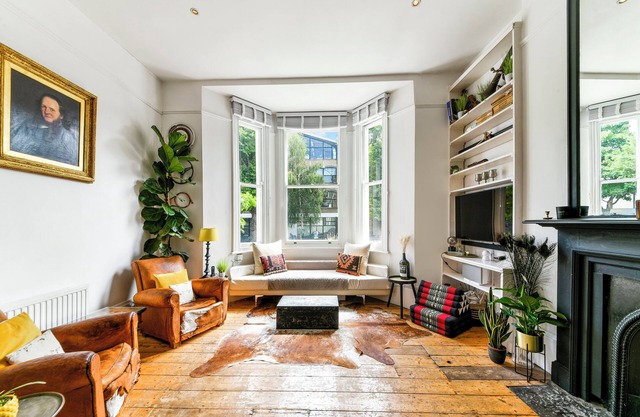 Bright 2 Bed Flat with Garden & Terrace