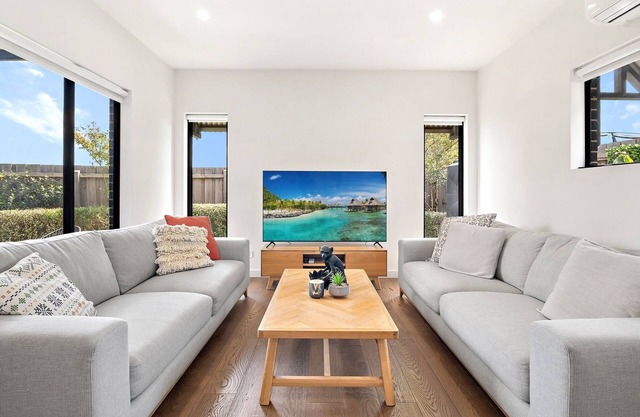 Bright 2-Bed Glenroy Home with Courtyard