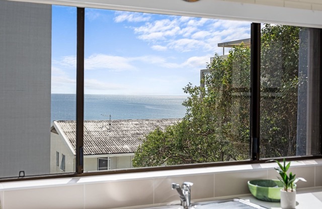 Bright 2-Bed Top-Floor Flat Near Moffat Beach