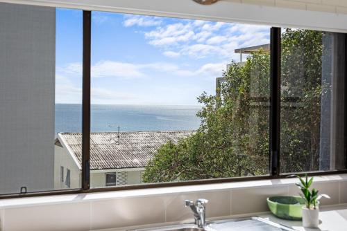 Bright 2-Bed Top-Floor Flat Near Moffat Beach