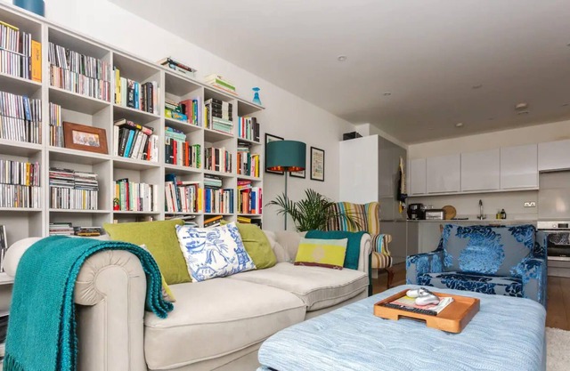 Bright 2 Bedroom Apartment Near Victoria Park