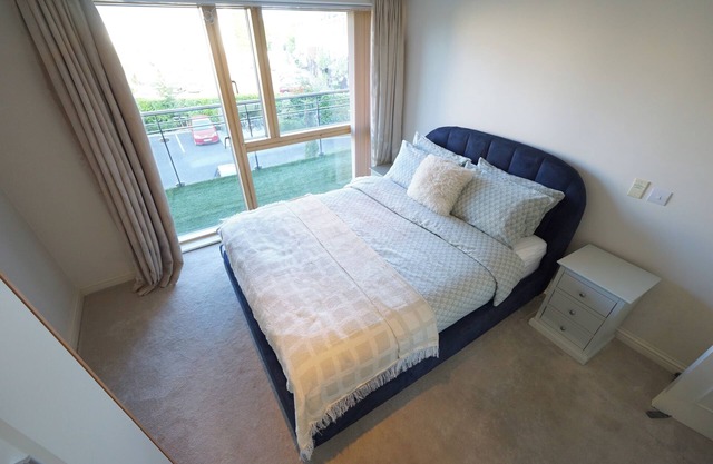 Bright 2 bedroom apartment with convenient transportation