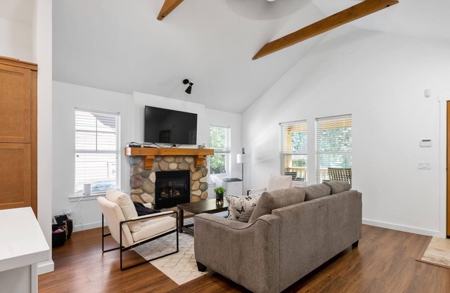 Bright 2 Bedroom Cottage Near Cultus Lake with Resort Like Amenities