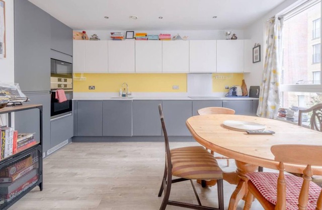 Bright 2 Bedroom Maisonette Near Stratford