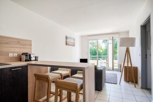Bright 2-bedroom with balcony near airport