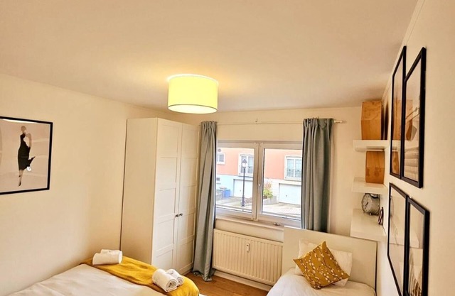 Bright 2 bedrooms flat w parking&balcont