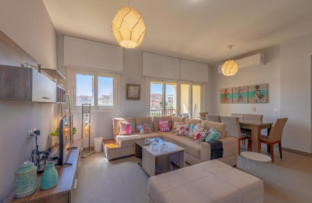 Bright 2 BR Apartment Waterside Pool & Lagoon