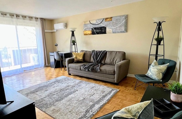 Bright 2 BR pet friendly, KING bed, WiFi,2 parking