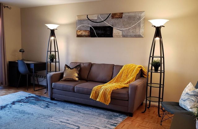 Bright 2 BR w/KING bed, WiFi, NETFLIX, parking