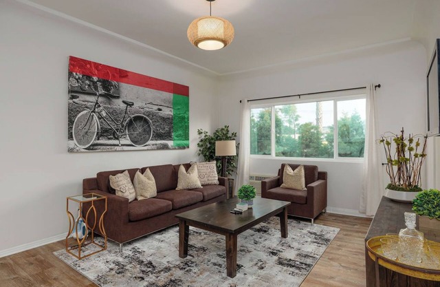 Bright 2BD - Walking Distance to Great Food