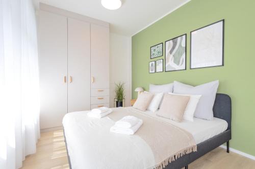 Bright 2BR - 7th floor, Balcony, Free Parking by Gravity Prague