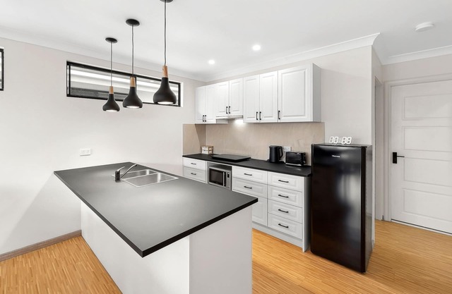 Bright 2BR Apt in Cozy Inner-City Suburb