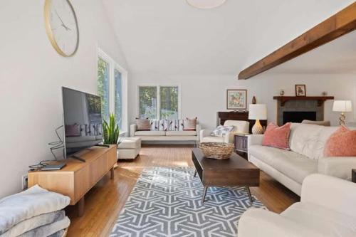 Bright 2BR Cabin with Sunroom Firepit Near Trails
