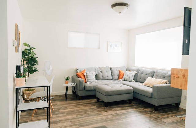 Bright 2br Great Location Near USU and Downtown